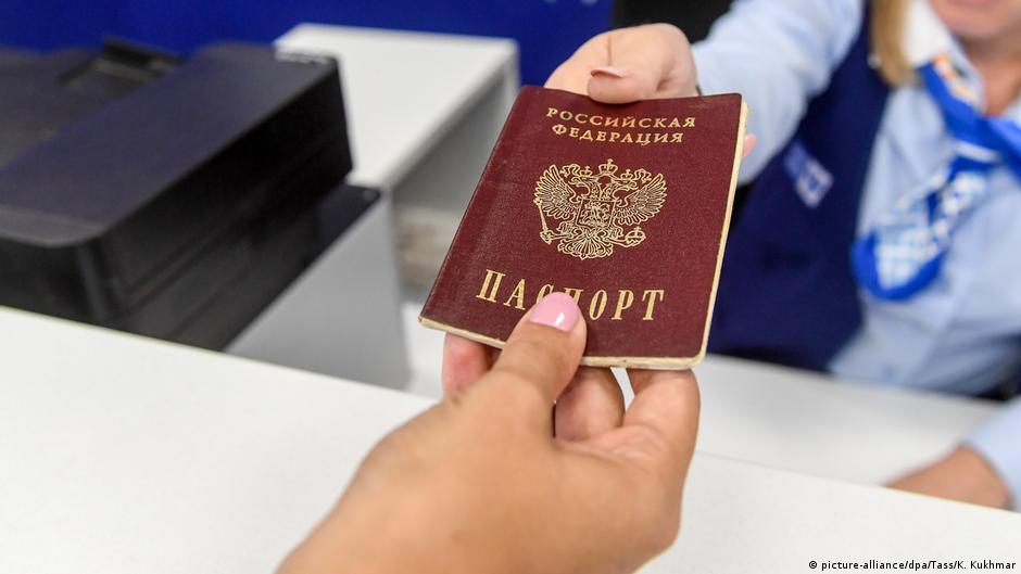 Окупанти активізують видачу російських паспортів на окупованих територіях