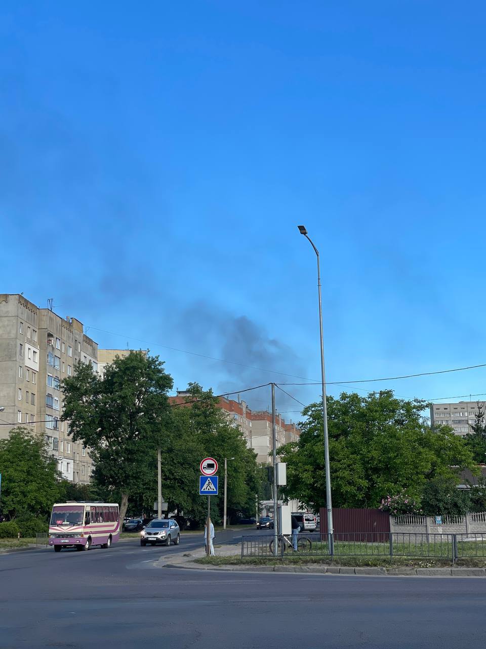 Дим на пів міста: у Львові вранці спалахнула сильна пожежа (відео)