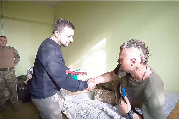 На Донеччині Зеленський відвідав поранених захисників 95-ї бригади