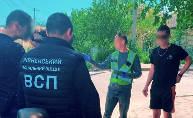 Кілограм речовини у речах: на Рівненщині затримали військового в розшуку