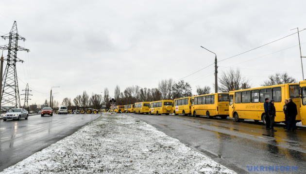 Російські окупанти захопили біля Маріуполя евакуаційну колону