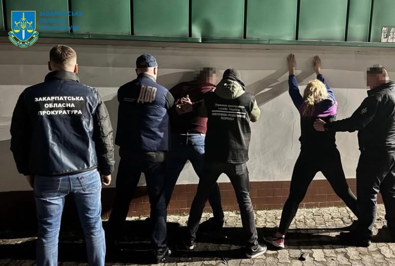 На Закарпатті митники намагались переправити за кордон ухилянта: їх судитимуть