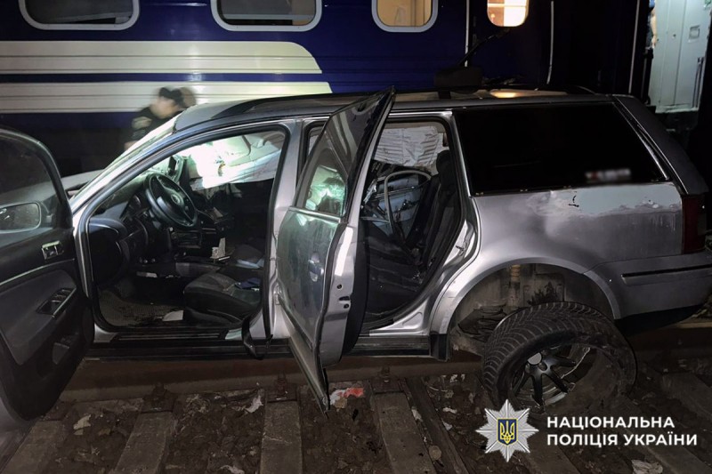 У Хмельницькому поїзд збив авто: Загинули двоє юнаків
