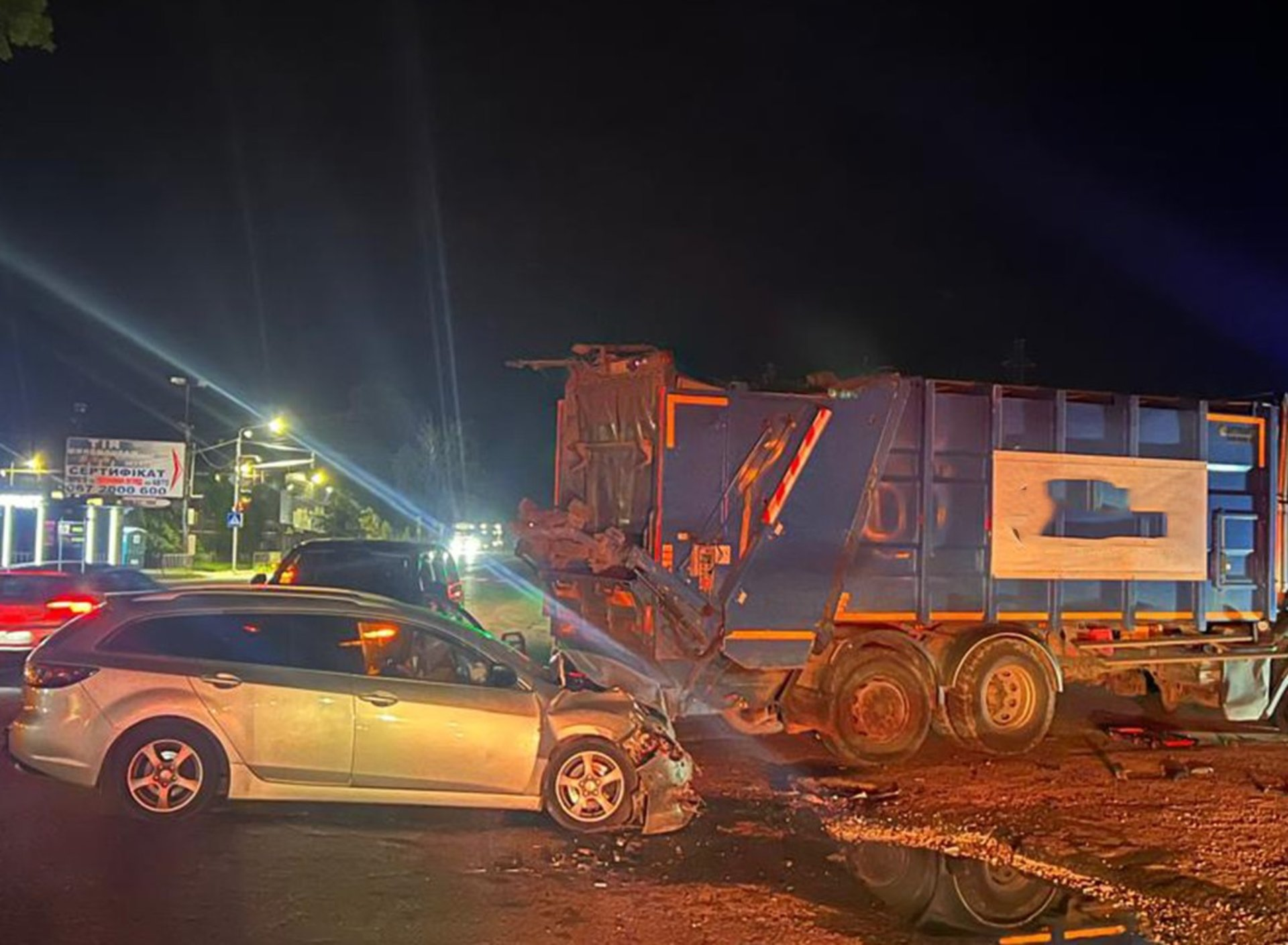 Поблизу Львова авто протаранило сміттєвоз: фото з місця аварії