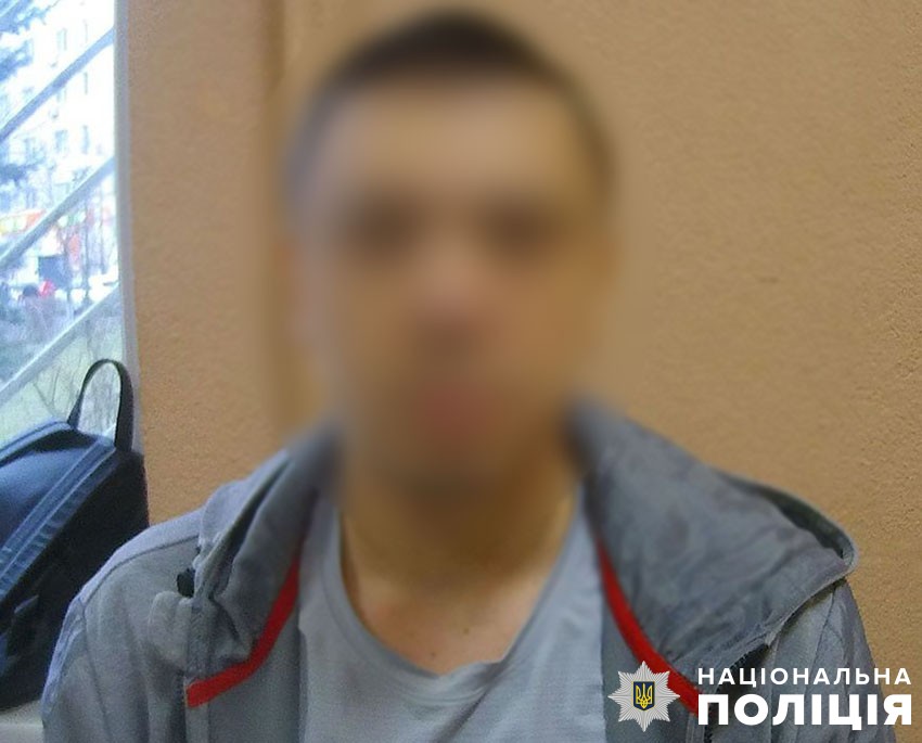 У Києві військовий, якого підозрюють у СЗЧ, поранив ножем слідчого (фото)