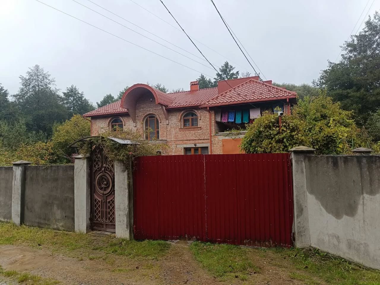 У Львові: на березі 300-річного озера з черепахами незаконно звели будинок
