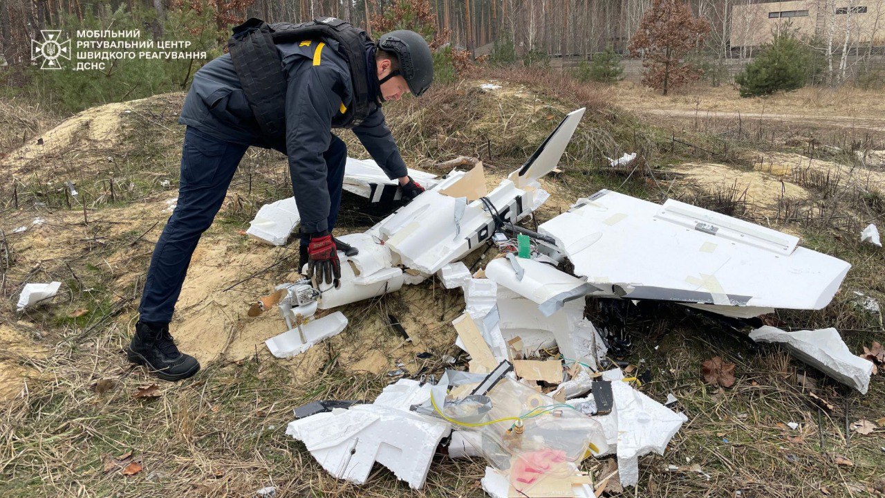На Київщині жителі знайшли російський дрон біля хати: фото з місця