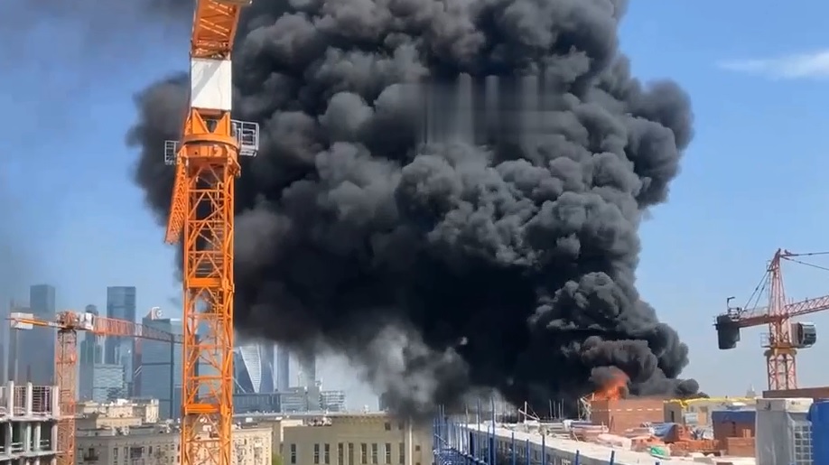 Репетиція перед 9 травня. У Москві - пожежа та повідомлення про замінування станцій метро