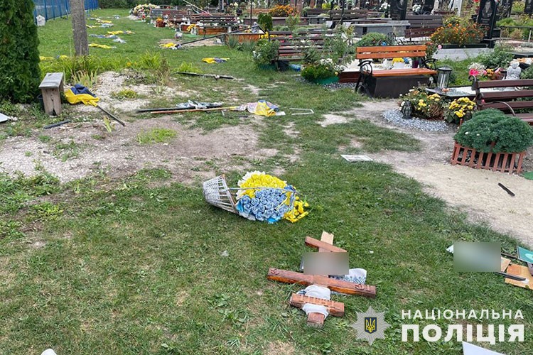 На Тернопільщині вандал пошкодив могили військовослужбовців