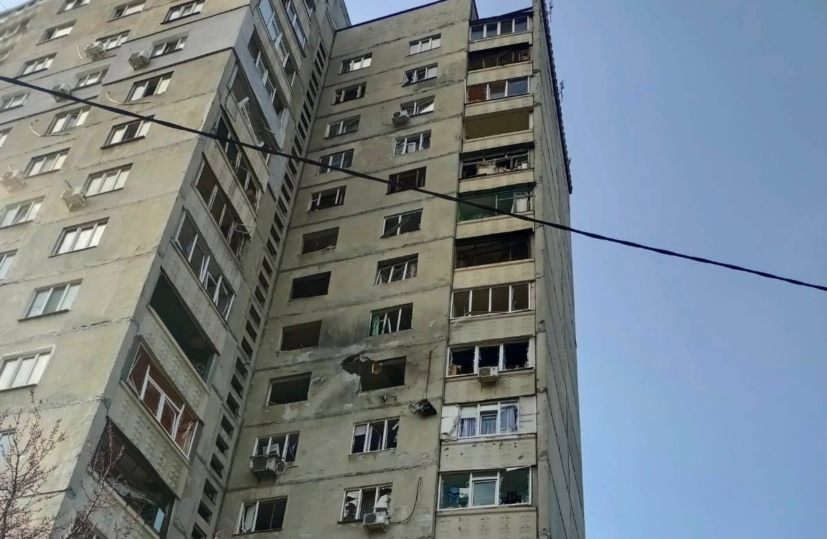 У Харкові російський безпілотник влучив у багатоповерхівку: є поранені