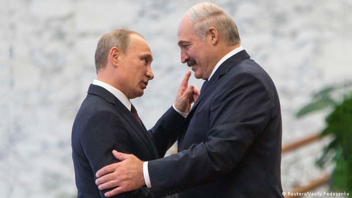 Лукашенко назвав Путіна рідним братом і лякає могилами на кордоні