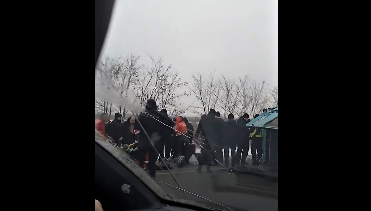 Мікроавтобус, фура і «легкове». Біля Олеська - потрійна ДТП з потерпілими