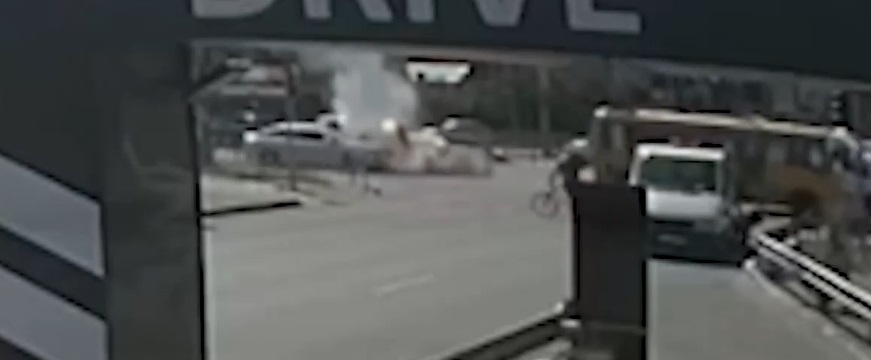 Уламок ракети ледве не врізався в маршрутку в Києві. Відео дня