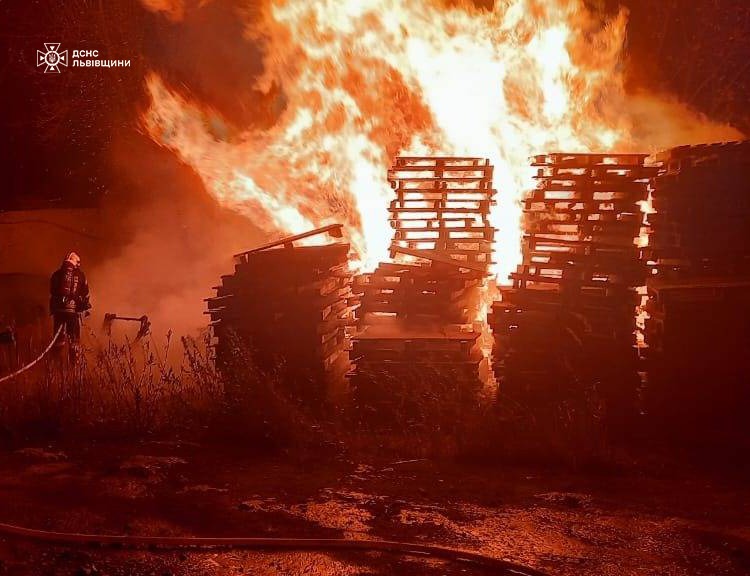 Пожежа на Зеленій у Львові: горіли палети та авто (фото)