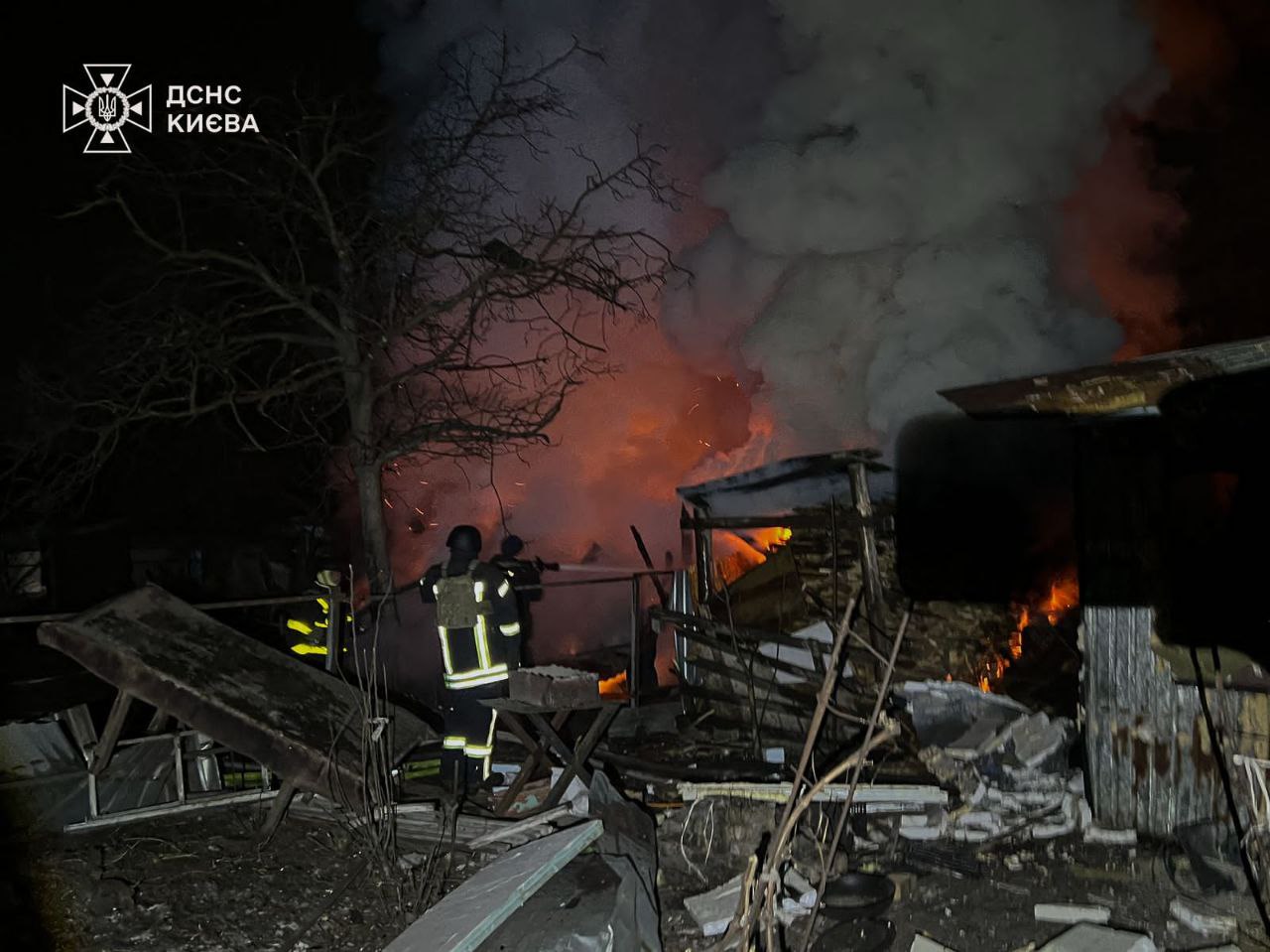 У Києві в кількох районах міста впали уламки ворожих дронів: відомі наслідки (фото)