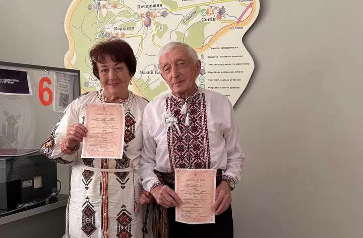 Любов не знає віку: у Печеніжині побралися переселенці, які разом уже 10 років