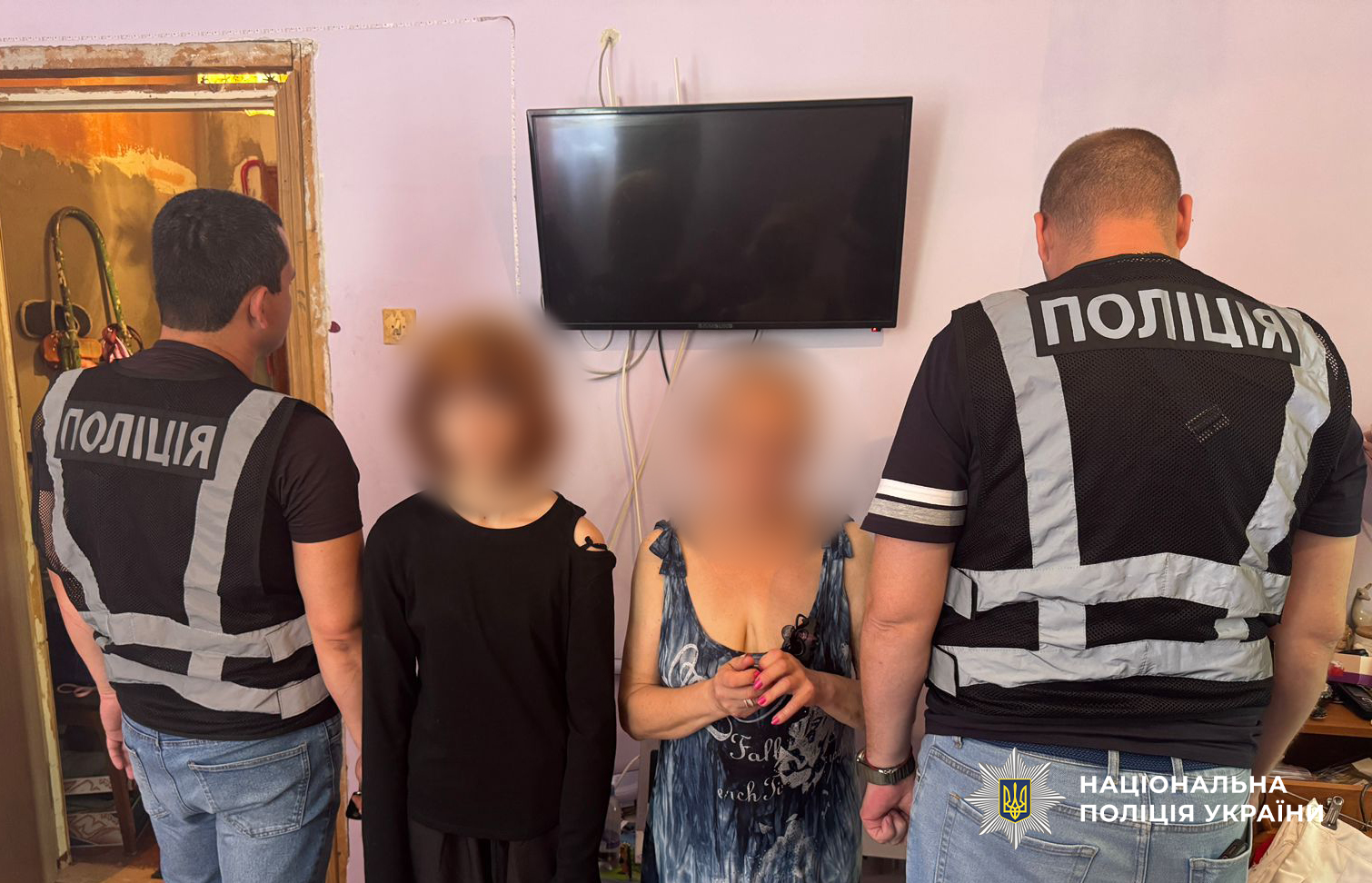 В Одесі жінка з дочкою на замовлення РФ спалили військову автівку (фото)