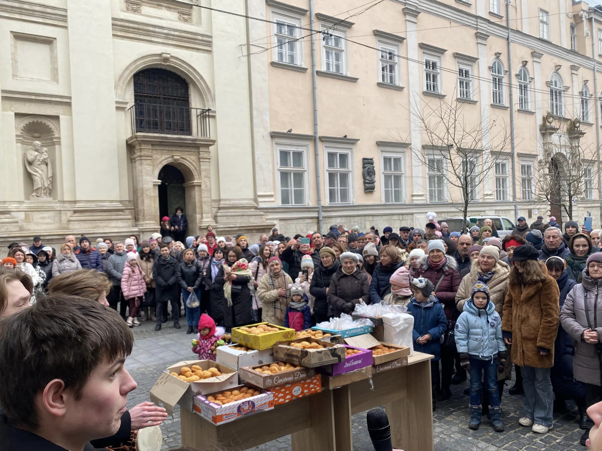 Львів’яни спекли понад тисячу пампухів, якими пригощали в центрі міста