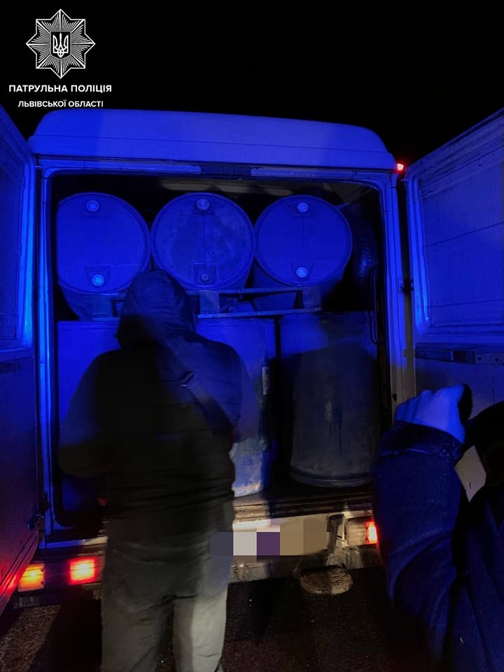 Замість листівок і посилок – спирт. На Львівщині впіймали водія із незаконним вантажем