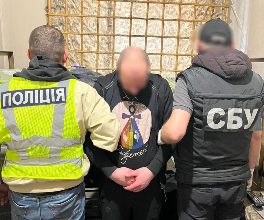 Бізнес із камери: на Львівщині арештант розпродав зброї на чверть мільйона грн (фото)
