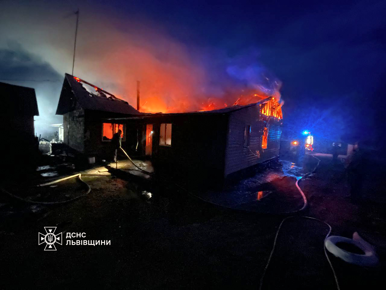 Дах згорів повністю: деталі масштабного займання на Львівщині та чи є постраждалі (фото)