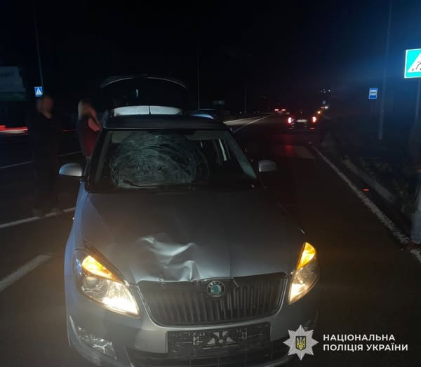 На Львівщині водій Skoda збив 14-річну дівчину: потерпіла у реанімації (фото)