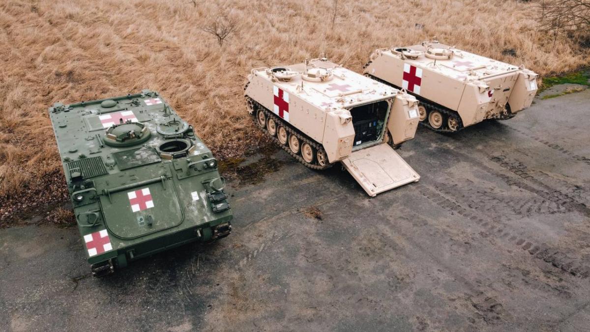 До України прибули десятки бронетранспортерів для евакуації поранених