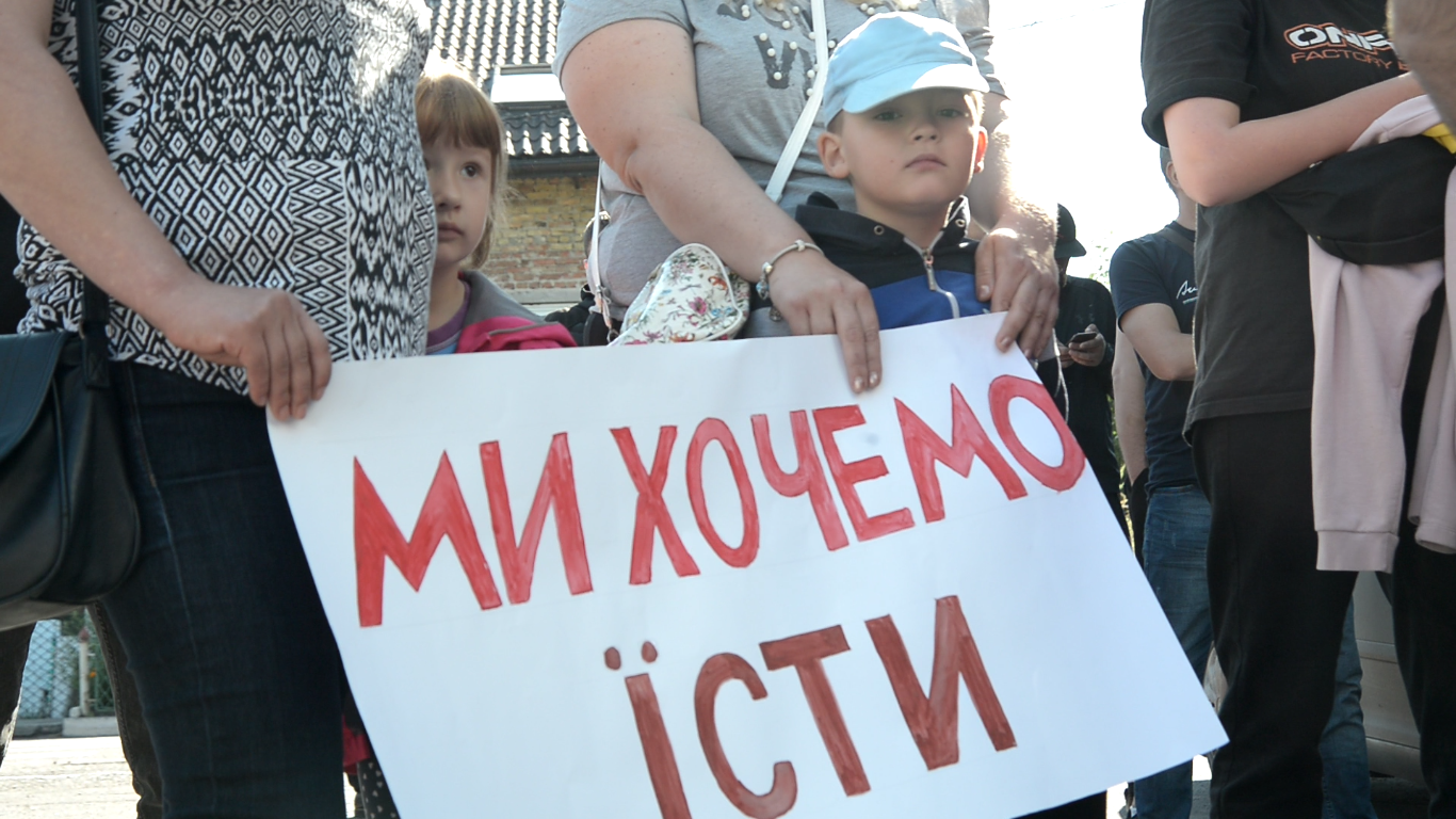 Терпець увірвався: дружини шахтарів із дітьми вийшли на пікет через невиплату зарплати
