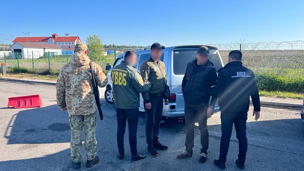 Подружжя з Львівщини намагалося провезти через кордон чоловіка за 3 тисячі доларів