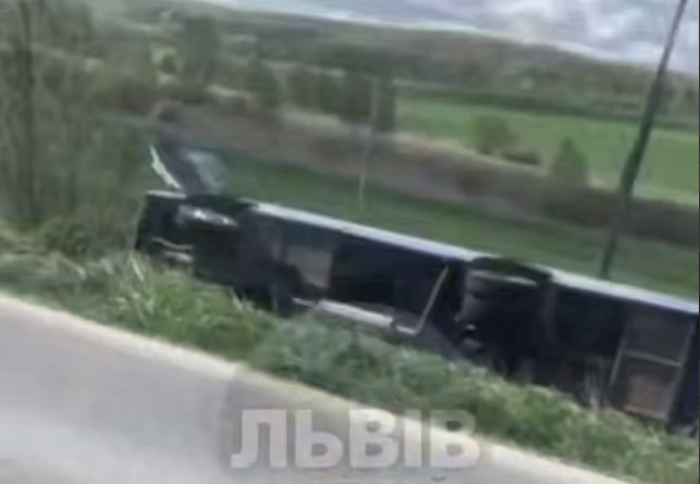 На Львівщині перекинулася маршрутка: що відомо (ВІДЕО)
