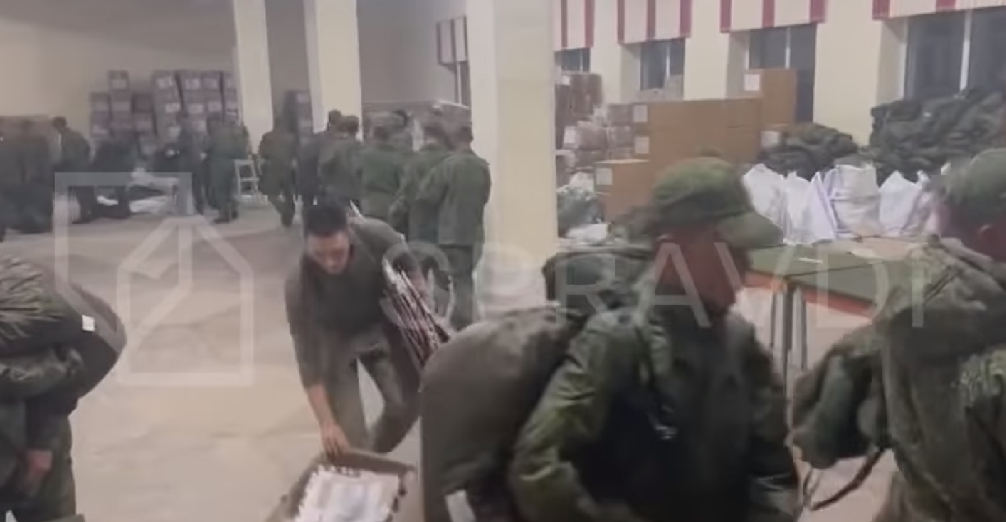 У мережі з’явилося відео, на якому військовим з КНДР видають російське спорядження