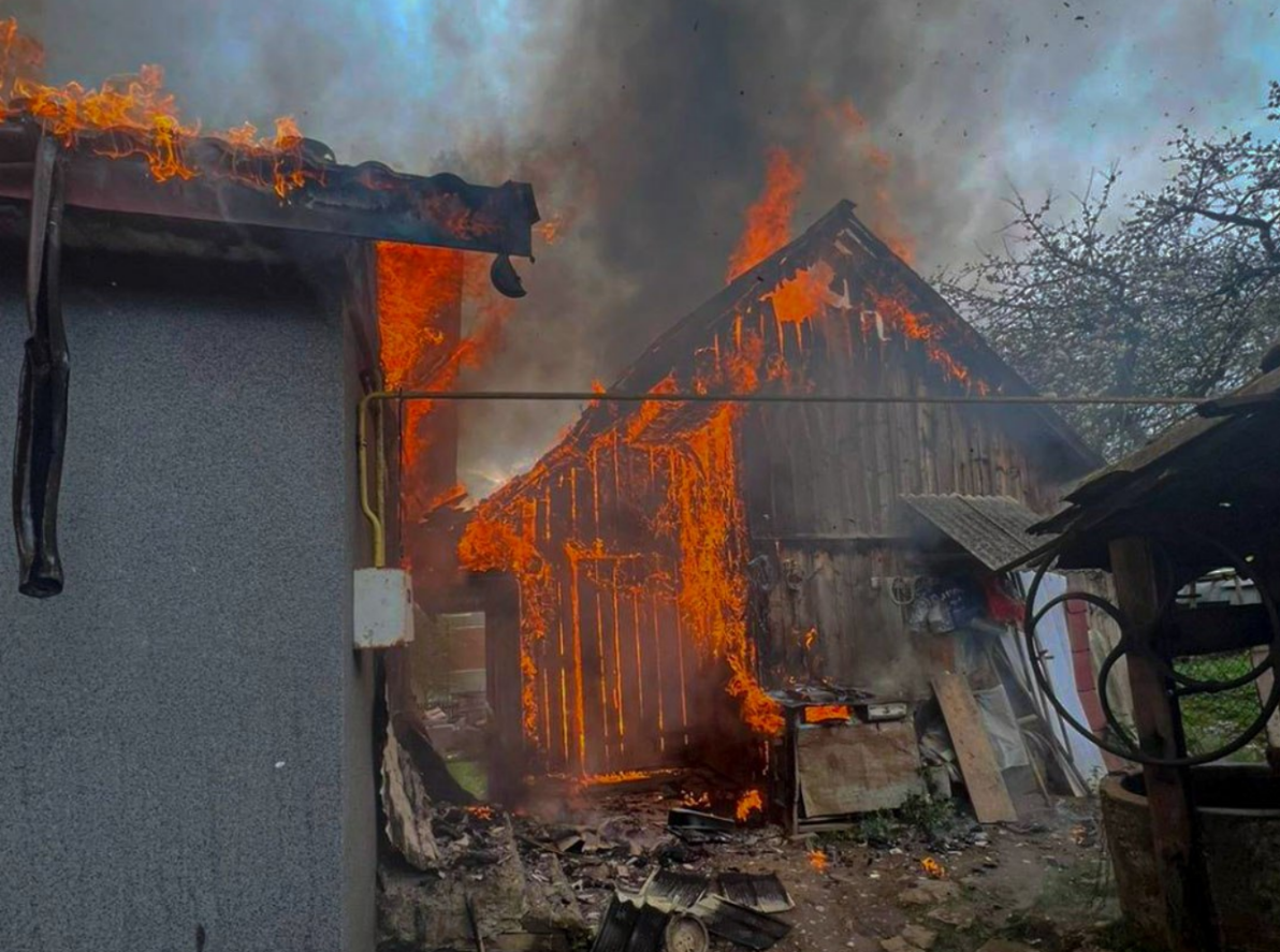Дивом не згоріли: як рятувальники відбивали будинки у вогню під Львовом (фото)