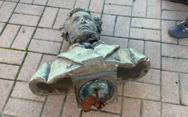 «За Бука». У Києві демонтували пам’ятник Пушкіну