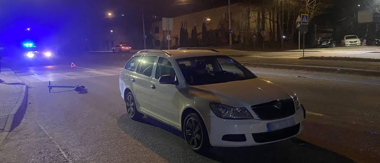 У Львові дві дівчини на самокаті потрапили під авто: фото з місця аварії
