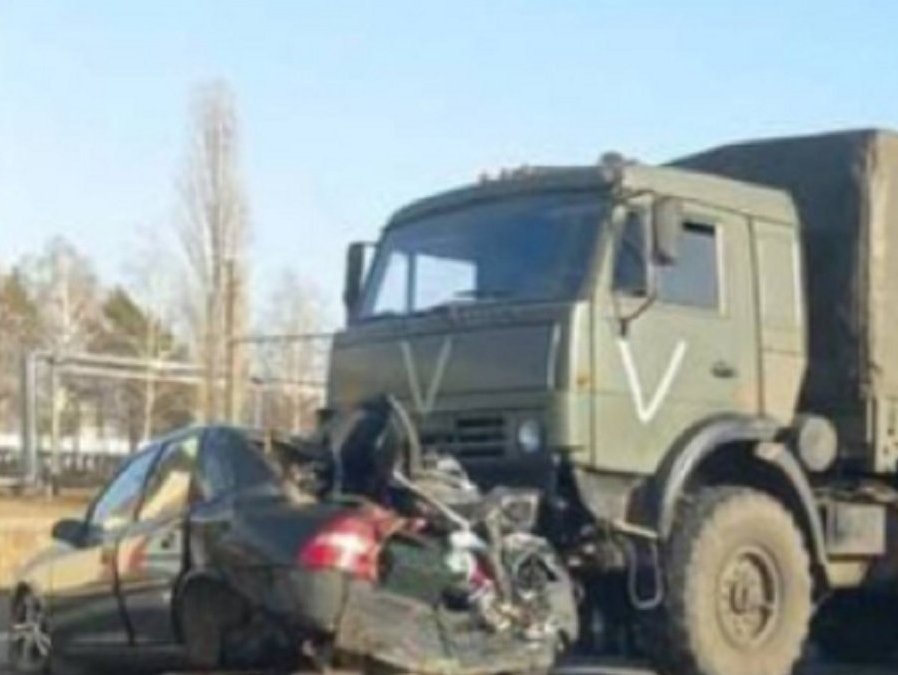 Російські військові вантажівкою наїхали на легковик, троє загиблих – мер Мелітополя