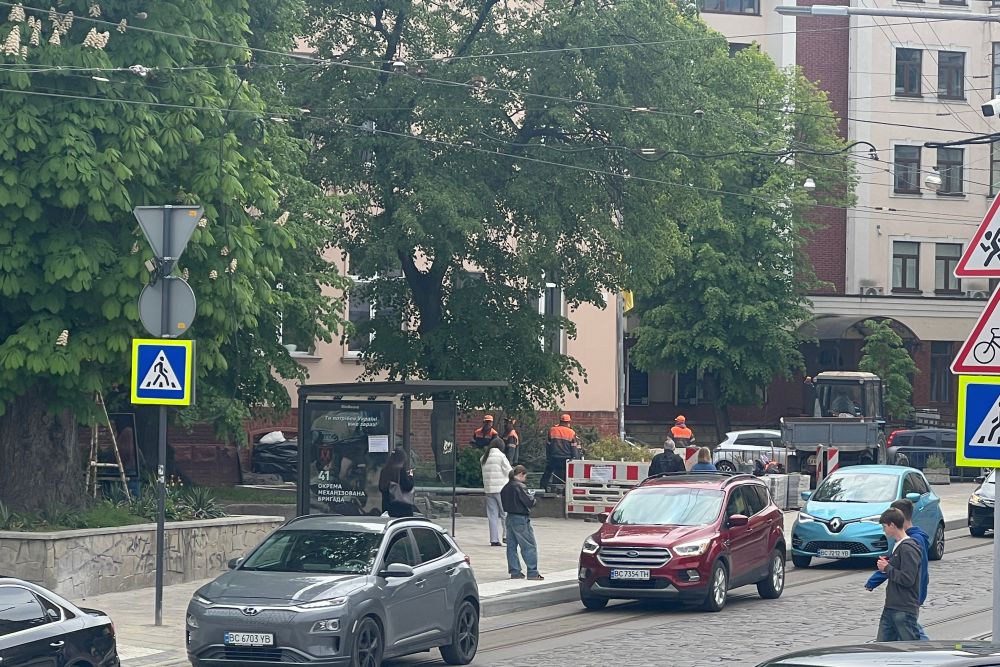 Відзавтра громадський транспорт зупинятиметься на вул. Чупринки, 1: зупинку переобладнали
