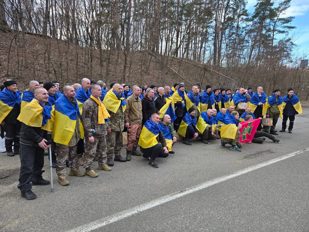 175 захисників України повернулися додому з російського полону, — Зеленський (фото)
