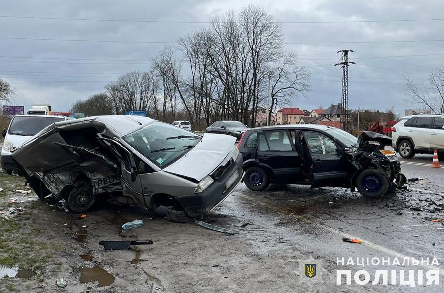 У ДТП біля Львова травмувалися троє дорослих і дитина
