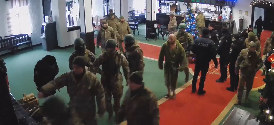 Вигнали на вулицю під автоматами: комплекс на Закарпатті обурився через візит представників ТЦК