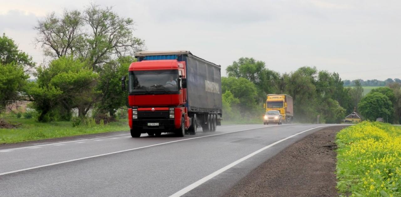 В Україні обмежили рух вантажівок державними дорогами