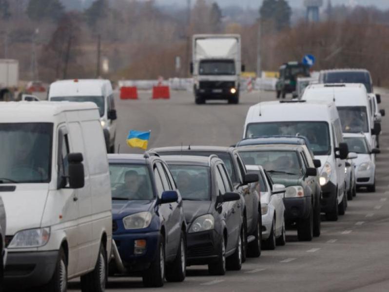 Кабмін зменшив кількість пунктів пропуску, через які можна ввозити авто в Україну