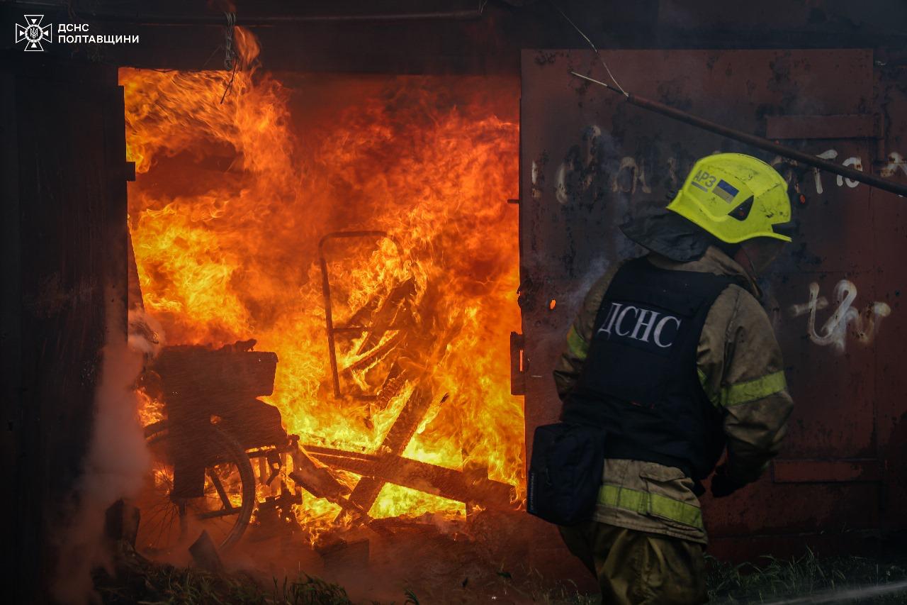 Удар по Полтавщині: рятувальники загасили масштабну пожежу