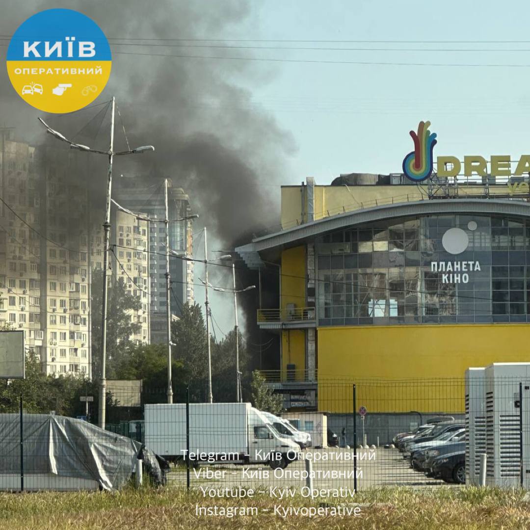 У Києві сталася пожежа у торгово-розважальному центрі (фото)