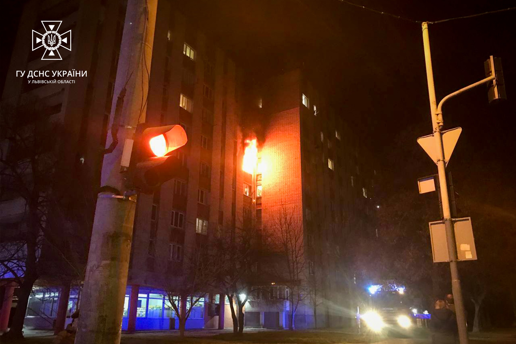 У Львові спалахнули пожежі у двох багатоповерхівках. Вогнеборці врятували понад 100 людей
