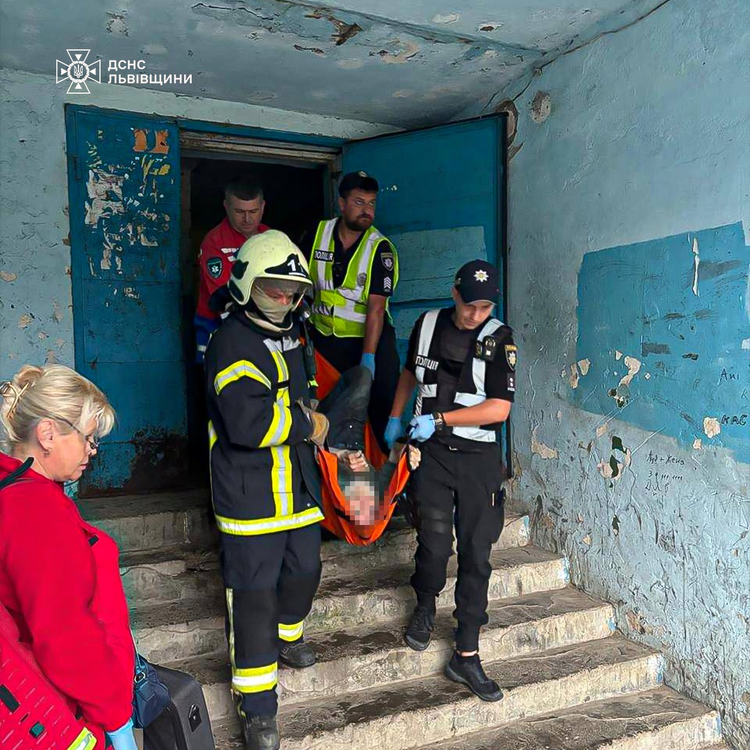 На Львівщині чоловік опинився у пастці у власній квартирі: Як його рятували
