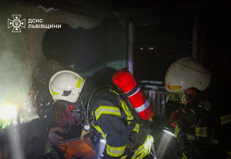 На Львівщині горіла квартира: вдалося врятувати власника житла (фото)