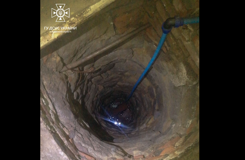 На Львівщині рятувальники витягнули з колодязя 7-річну дівчинку