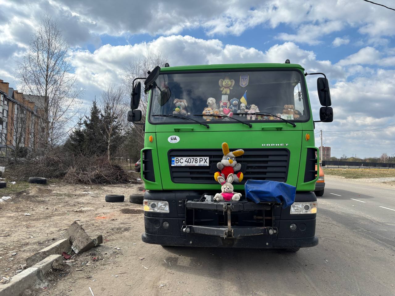 На Львівщині водій сміттєвоза прикрашає спецтехніку знайденими іграшками