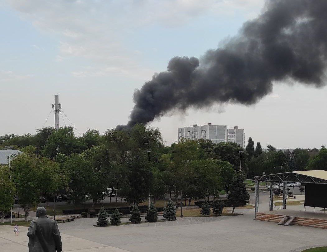 В окупованому Сімферополі потужно палає російська військова частина
