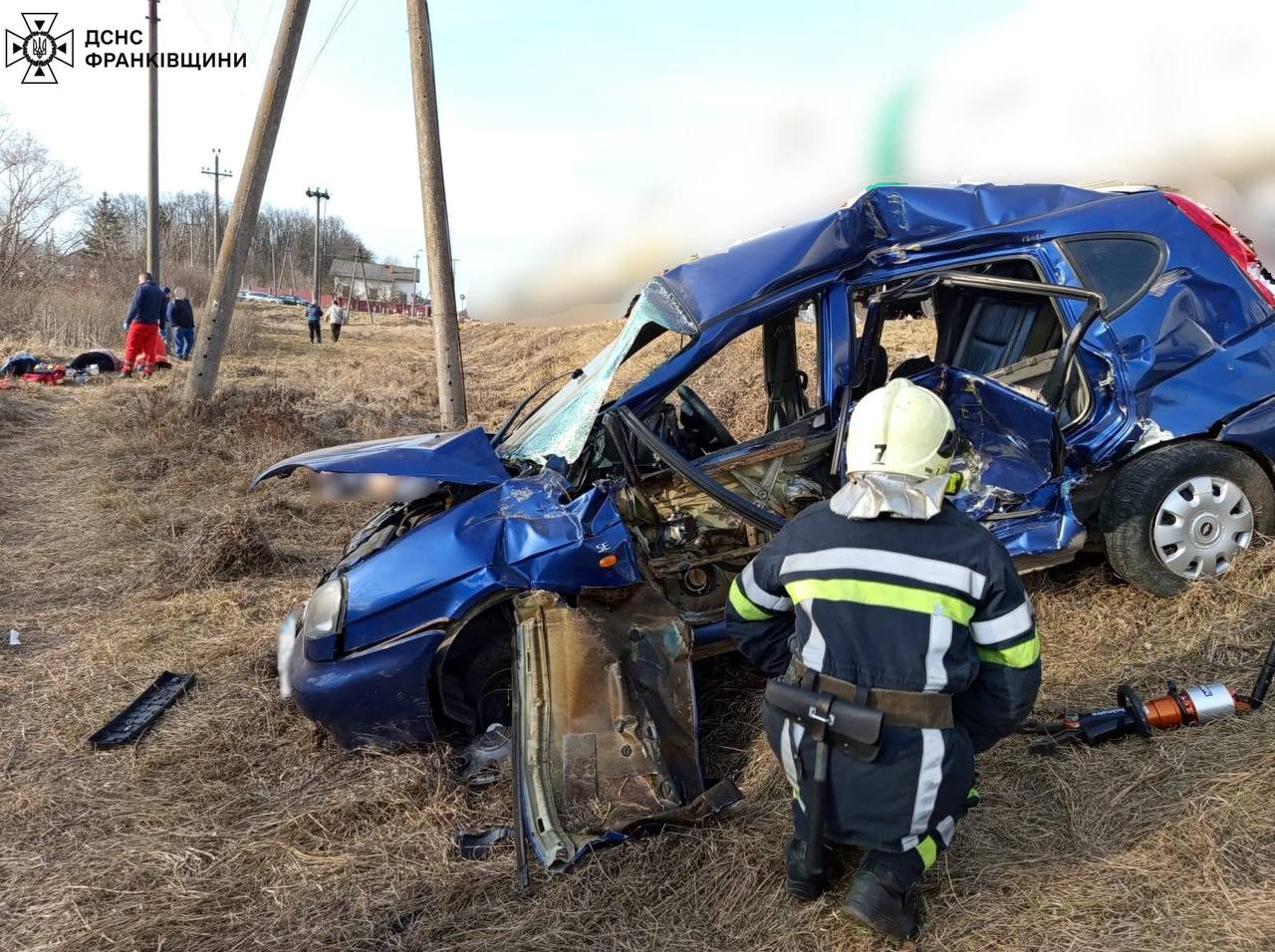 Автотроща на переїзді на Прикарпатті: фото з місця ДТП